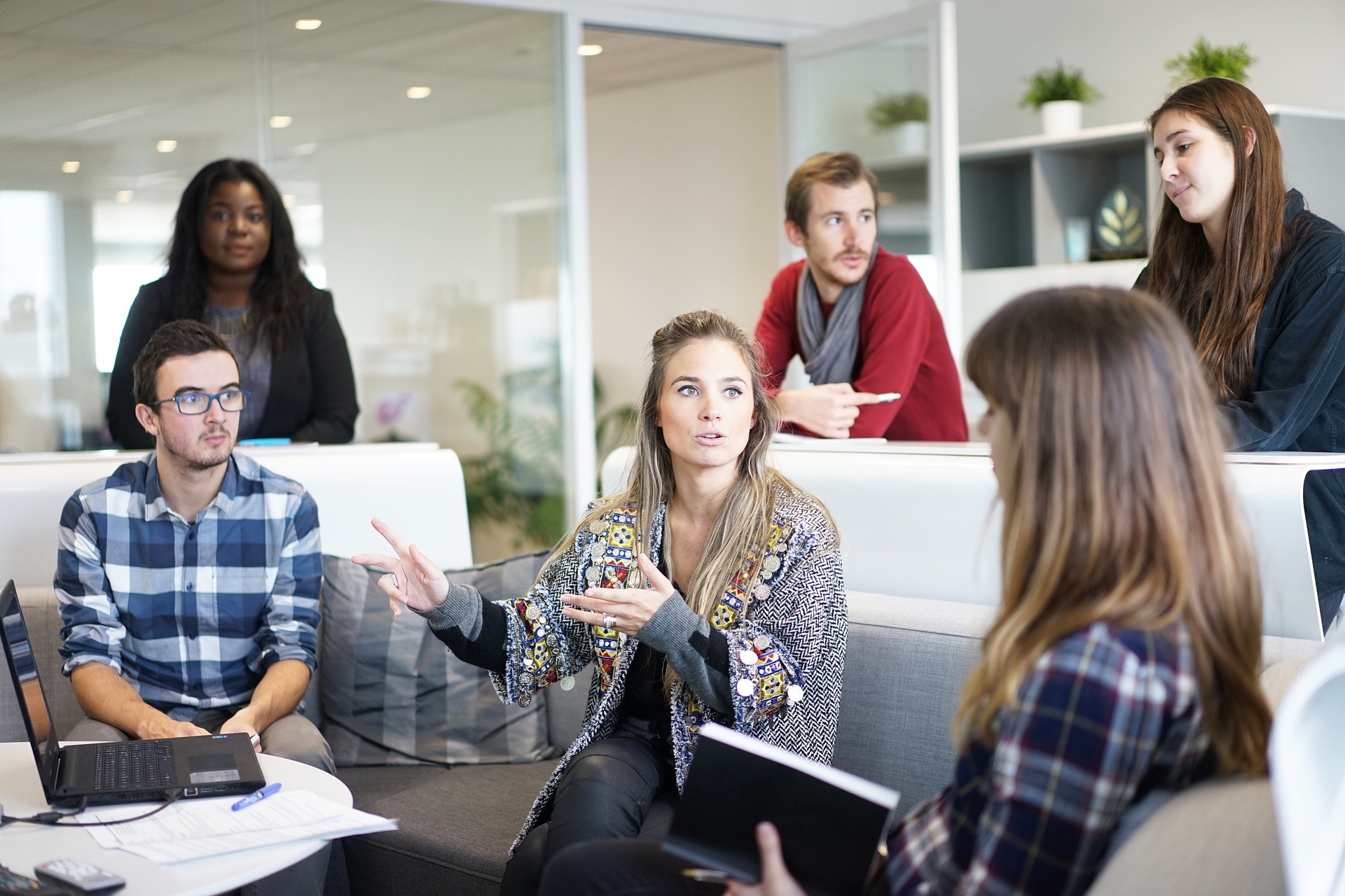 IMAGE OF PEOPLE DISCUSSING